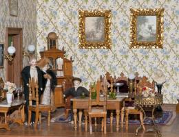 Eine umfangreiche Spielzeugsammlung erfreut Gross und Klein. 